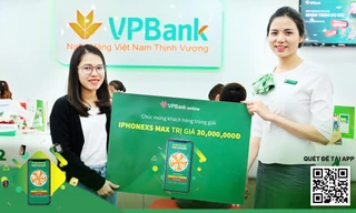 Chị Hoàng Thị Hoài Phương nhận giải tại chi nhánh VPBank Ngô Quyền