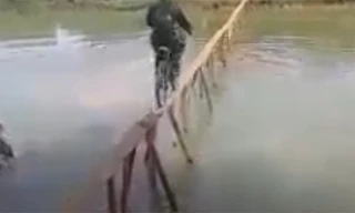 Hài hước với màn qua cầu khỉ bằng... xe đạp