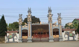 Đình Lương Xá xưa với kiến trúc gỗ, mái ngói mũi hài mang đặc trưng kiến trúc đình làng Bắc bộ được xây dựng từ thời Lê (ảnh Nguyễn Hoài Nam)