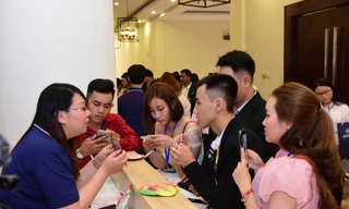 Khách hàng tìm hiểu nền tảng Lina Review 4.0