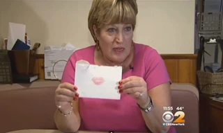 Bà Susan Heifetz với lá thư người mẹ gửi cho bà 45 năm trước. Ảnh: CBSNewYork/ Youtube