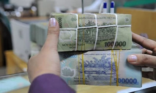 Khách hàng giao dịch tại một ngân hàng thương mại. Ảnh: PV.