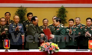 Lãnh đạo hai Bộ trao đổi Kế hoạch hợp tác giữa hai Bộ Quốc phòng Việt Nam và Campuchia trong năm 2018. (Ảnh: Phạm Kiên/Vietnam+)