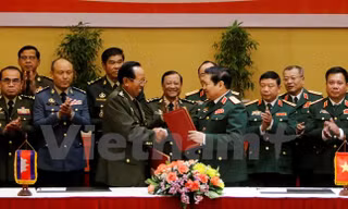 Lãnh đạo hai Bộ trao đổi Kế hoạch hợp tác giữa hai Bộ Quốc phòng Việt Nam và Campuchia trong năm 2018. (Ảnh: Phạm Kiên/Vietnam+)