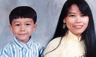Nguyễn Bé Lory cùng với mẹ khi vừa sang Mỹ năm 1998.