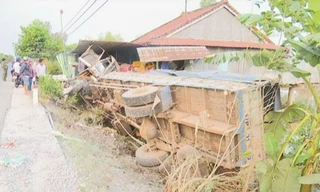 Hãi hùng xe tải nổ lốp đâm vào nhà dân lúc tinh mơ