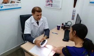 Giáo sư Tiến sĩ Michael Tirant tư vấn miễn phí cho bệnh nhân bệnh vẩy nến