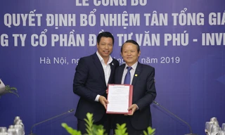 Chủ tịch HĐQT Văn Phú - Invest (bên trái) trao quyết định bổ nhiệm cho Tân Tổng giám đốc Đoàn Châu Phong (bên phải)
