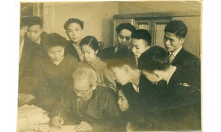 Năm 1955 Bác Hồ đến thăm những học sinh Việt Nam đầu tiên sang LX học tập