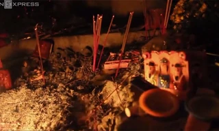 Người dân Huế tiễn ông Táo về chầu trời lúc nửa đêm