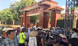 Tiểu thương kéo lên UBND huyện Sóc Sơn đề nghị chính quyền sớm làm rõ nguyên nhân vụ cháy chợ. Ảnh: Gia Chính