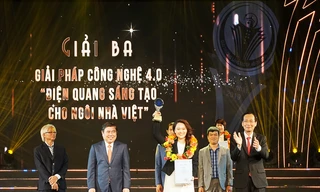 Đại diện Công ty CP Bóng đèn Điện Quang nhận Giải thưởng Sáng tạo TPHCM 2019.