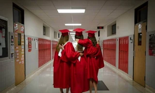 Việc có bạn thân khiến học sinh vi phạm quy định. 