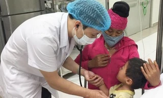 BS. Duy đang thăm khám cho một bệnh nhi bị ngộ độc hóa chất