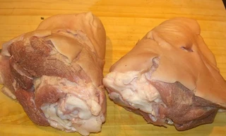 Chân giò hầm kiểu Đức ngon hết xảy cho ngày mưa lạnh