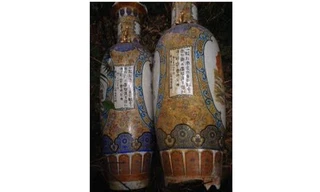 Bài thơ trên đôi lục bình bằng gốm tại chùa Vân Tiêu được cho rằng có nội dung tục. 