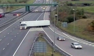 Bị tù treo vì quay đầu xe trên cao tốc