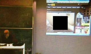 Giáo sư xem phim “mát” bị phát nhầm lên máy chiếu lớp học