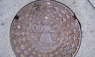 Vật thể bay nhanh nhất lịch sử nhân loại là một cái nắp cống