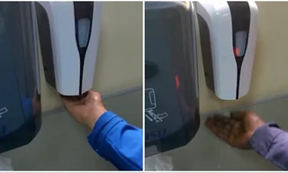 Hai bàn tay của người da trắng và người da màu cùng đặt dưới bình xịt tự động nhưng chỉ một người nhận được xà phòng nhả ra (Ảnh: Dailymail)