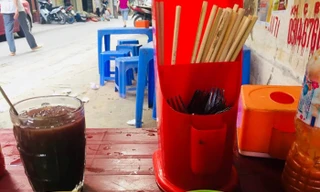 Không chỉ tái sử dụng đũa ăn dùng một lần mà tại nhiều quán ăn vỉa hè, những đôi đũa mốc như thế này vẫn được sử dụng cho khách hàng.