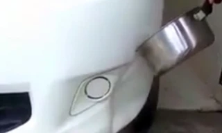 Nước sôi được dội thẳng vào chỗ lõm. Ảnh từ video.