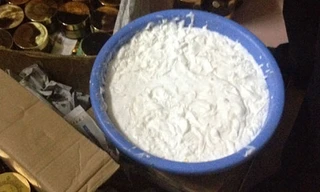 Nguyên liệu sản xuất mỹ phẩm giả bị thu giữ - Ảnh: QLTT cung cấp