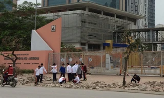 Học sinh trường Amsterdam lao động để… mở lối vào trường 