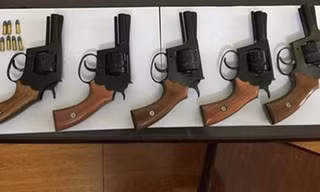 Tang vật 5 khẩu súng ngắn kiểu ổ quay bị thu giữ - Ảnh: CTV