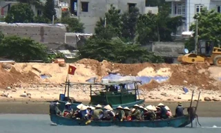 Theo chân ngư dân Vân Đồn đi đào sá sùng, kiếm 1 triệu/ngày