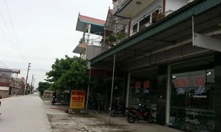 Cửa hàng kính mắt san sát tại Lịch Động - Ảnh: Thanh Niên