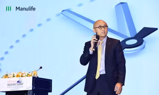 Ông Kevin Kwon, Giám đốc Khối Nghiệp vụ của Manulife Việt Nam trình bày đề tài đổi mới quy trình giải quyết quyền lợi bảo hiểm