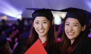 Tôn Vũ Đồng và Tôn Vũ Mộng rạng rỡ trong ngày tốt nghiệp hệ thạc sĩ tại Harvard