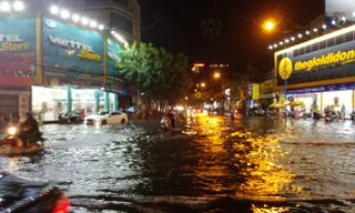 Mưa lớn khiến nhiều tuyến đường ngập chìm trong nước