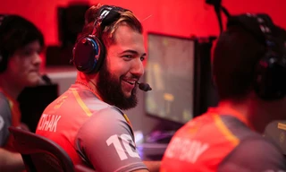 Một game thủ chuyên nghiệp cùng với các đồng đội của mình.