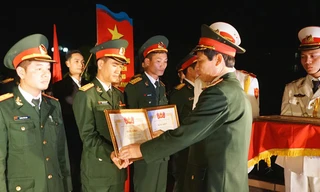 Thiếu thướng Nguyễn Thanh Hải, Phó Chính ủy Quân khu 3 trao thưởng cho các tập thể, cá nhân tại buổi lễ