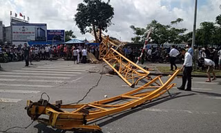 Cần cẩu gãy làm 3 khúc. Ảnh: Giang Chinh.