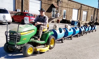 Ông Eugene Bostick và đoàn tàu kéo tự chế.