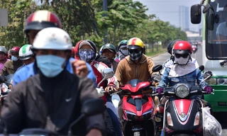 Việc phải ra đường trong những ngày nắng nóng trở thành nỗi sợ hãi của nhiều người (ảnh Zing)