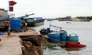 Việc hàng chục tấn hóa chất bị chìm xuống dưới sông khiến nguồn nước có nguy cơ bị ô nhiễm nặng nề. Ảnh VTC new