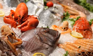 Người bệnh gút nên hạn chế ăn hải sản. Ảnh: Eating Well.