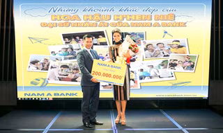 Ông Trần Ngọc Tâm - Tổng Giám đốc Nam A Bank trao tặng tiền thưởng cho Top 5 Miss Universe 2018 H’Hen Niê
