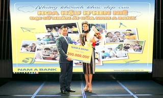 Ông Trần Ngọc Tâm - Tổng Giám đốc Nam A Bank trao tặng tiền thưởng cho Top 5 Miss Universe 2018 H’Hen Niê