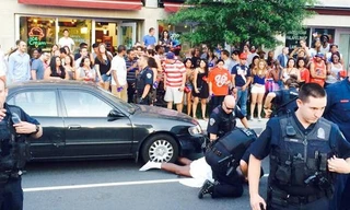 Cảnh sát đã đuổi và bắt tên Charles Mack, 22 tuổi trong khi hắn khỏa thân. Ảnh: NBC 