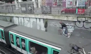 Pha nhảy nóc tàu điện liều lĩnh ở Paris
