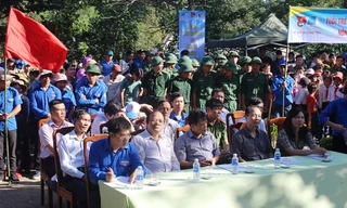 Đông đảo ĐVTN, chiến sĩ trẻ lực lượng vũ trang tham gia hưởng ứng chiến dịch thanh niên tình nguyện hè 2017. 