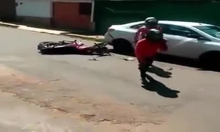 Bốc đầu xe máy, 2 cô gái lao vào ô tô