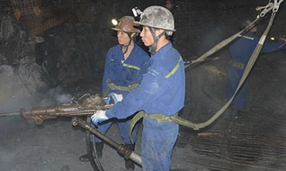 Công nhân mỏ than khoan lò ở độ sâu âm 300 m