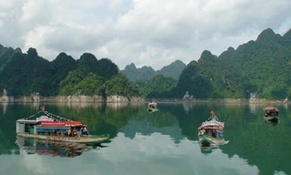 Thủy điện Tuyền Quang đã biến một phần của sông Gâm và sông Năng thành long hồ mênh mông. Ngay khi vừa đặt chân tới, tôi đã không thể khước từ lời mời du ngoạn bằng thuyền của người bạn "thổ dân". Thứ nước màu lục sóng sánh, trong vắt, soi bóng núi non và