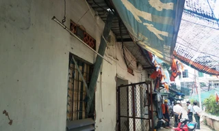 Suýt chết vì thanh sắt dài 4m lao từ tầng 11 xuống thủng nhà dân